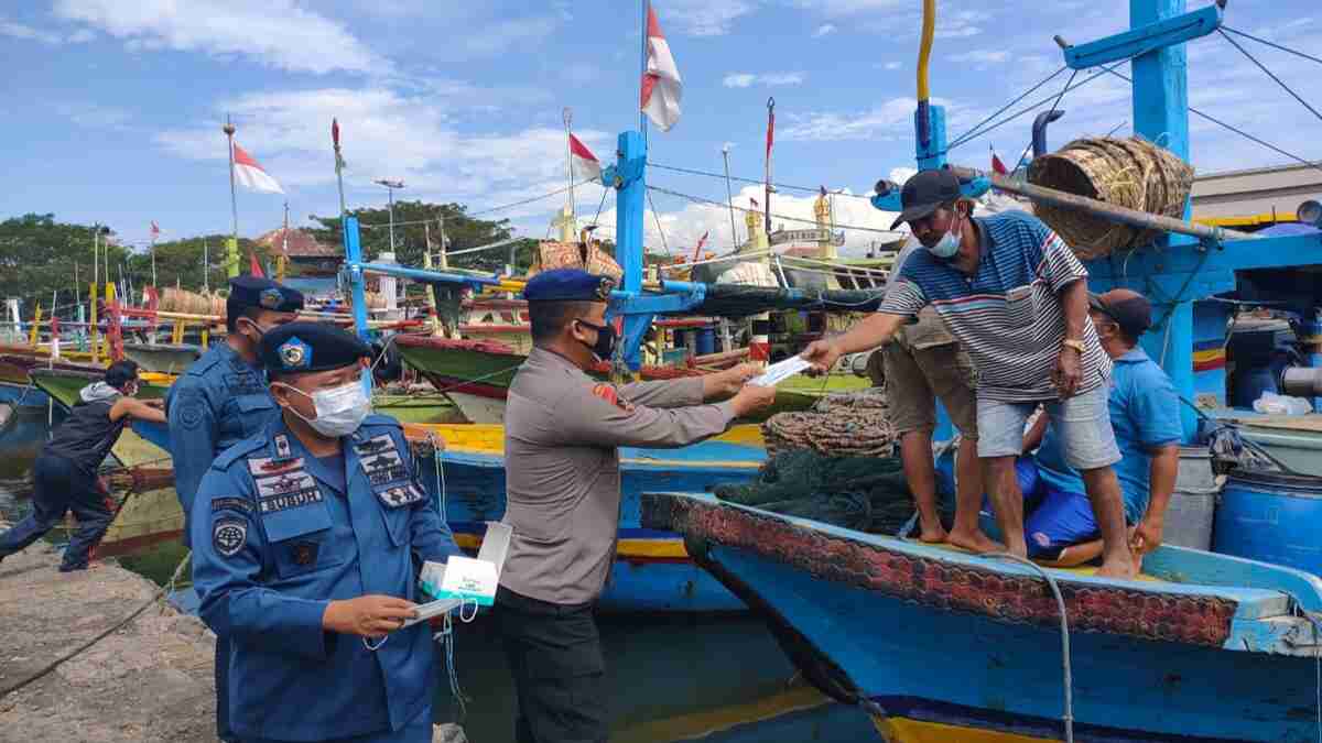 Polairud Bersama KSOP Kelas IV Probolinggo Imbau Nelayan Waspadai Cuaca Ekstrem Saat Melaut