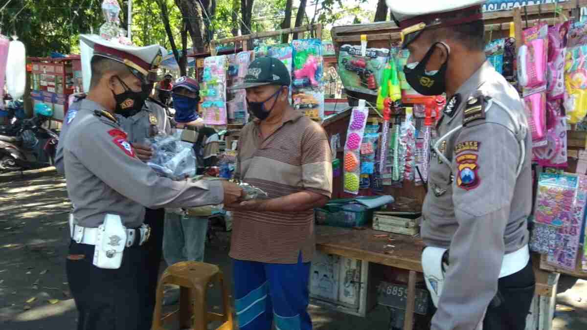 Polisi di Probolinggo Bagikan Sembako dan Masker Gratis ke PKL