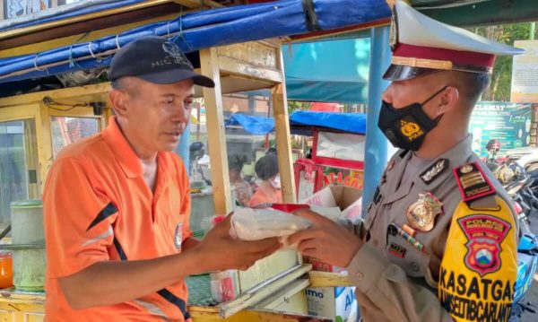 Polres Probolinggo Kota Gelar Sosialisasi Penutupan Alun-alun Kota sambil Bagi Sembako