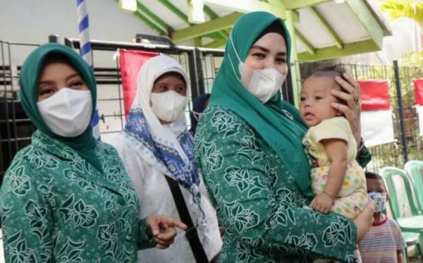 Serahkan Bantuan Sarpras untuk Posyandu, Ketua TP PKK Kota Probolinggo Tak Lupa Ingatkan Kader dan Gendong Bayi